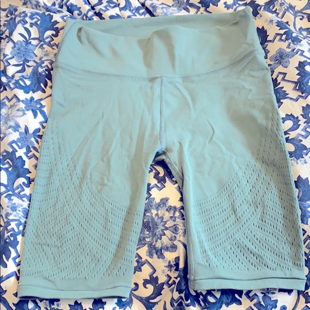 Lulu lemon Teal biker shorts with texture